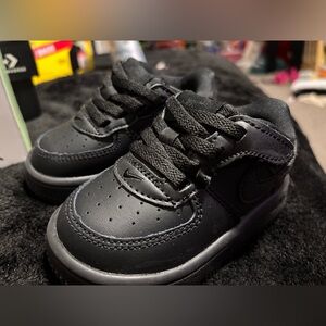 Nike Kids All-Black Low Top Sneakers